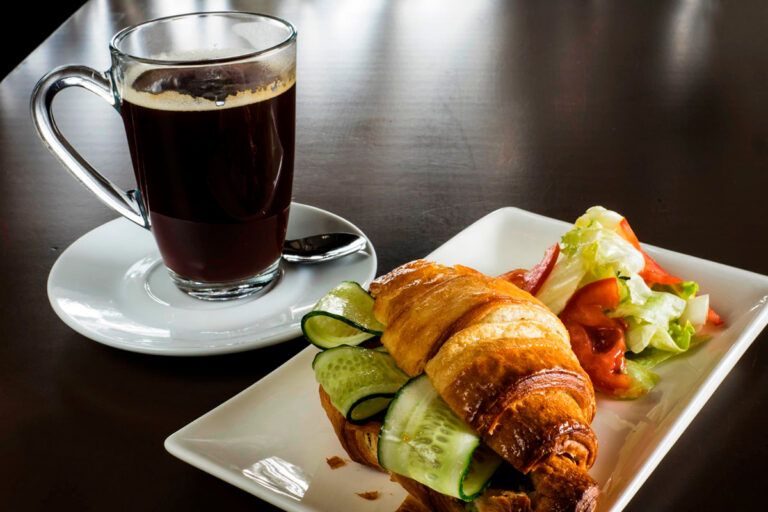 El arte de acompañar el café con la comida perfecta