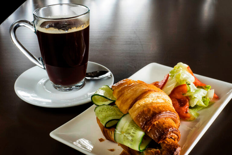 El arte de acompañar el café con la comida perfecta